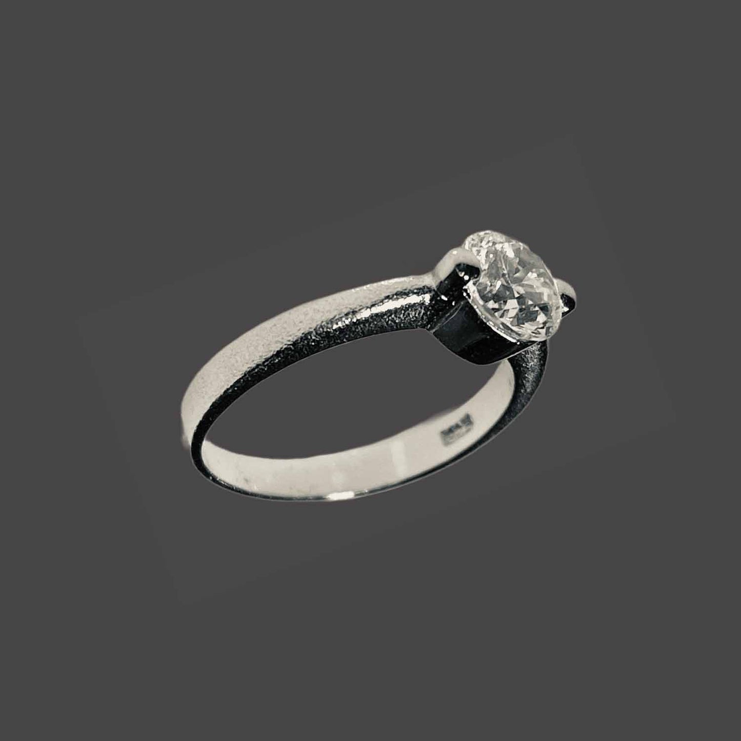 Solitaire ring with crystal