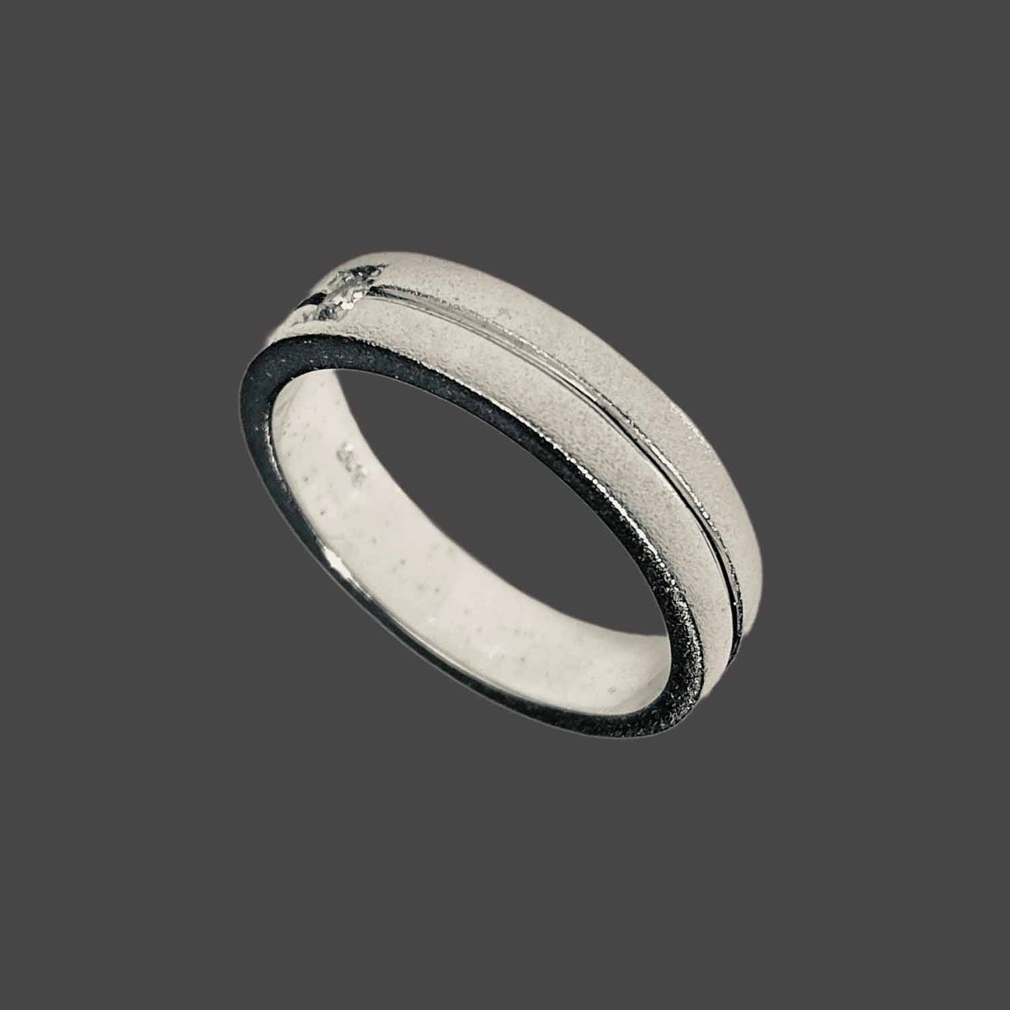 Brushed band with cubic