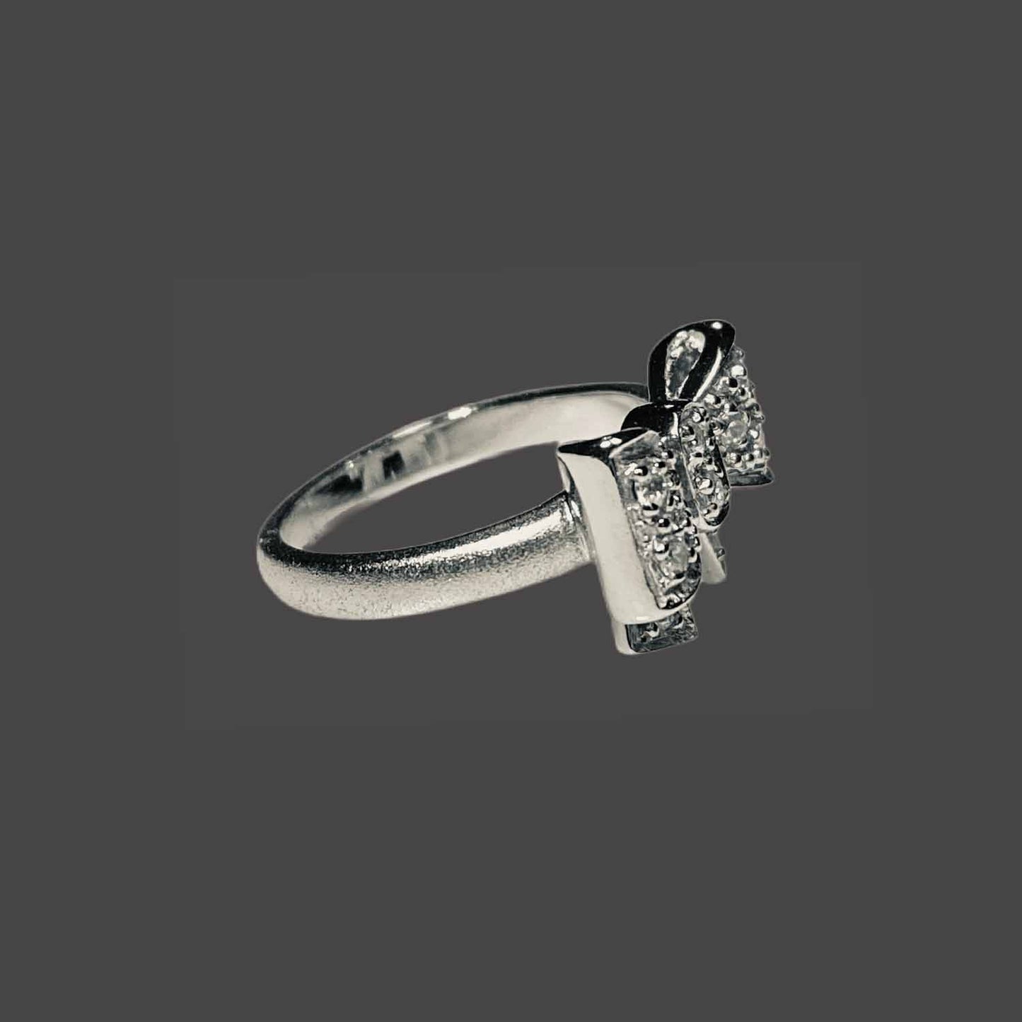 Bow ring with crystals