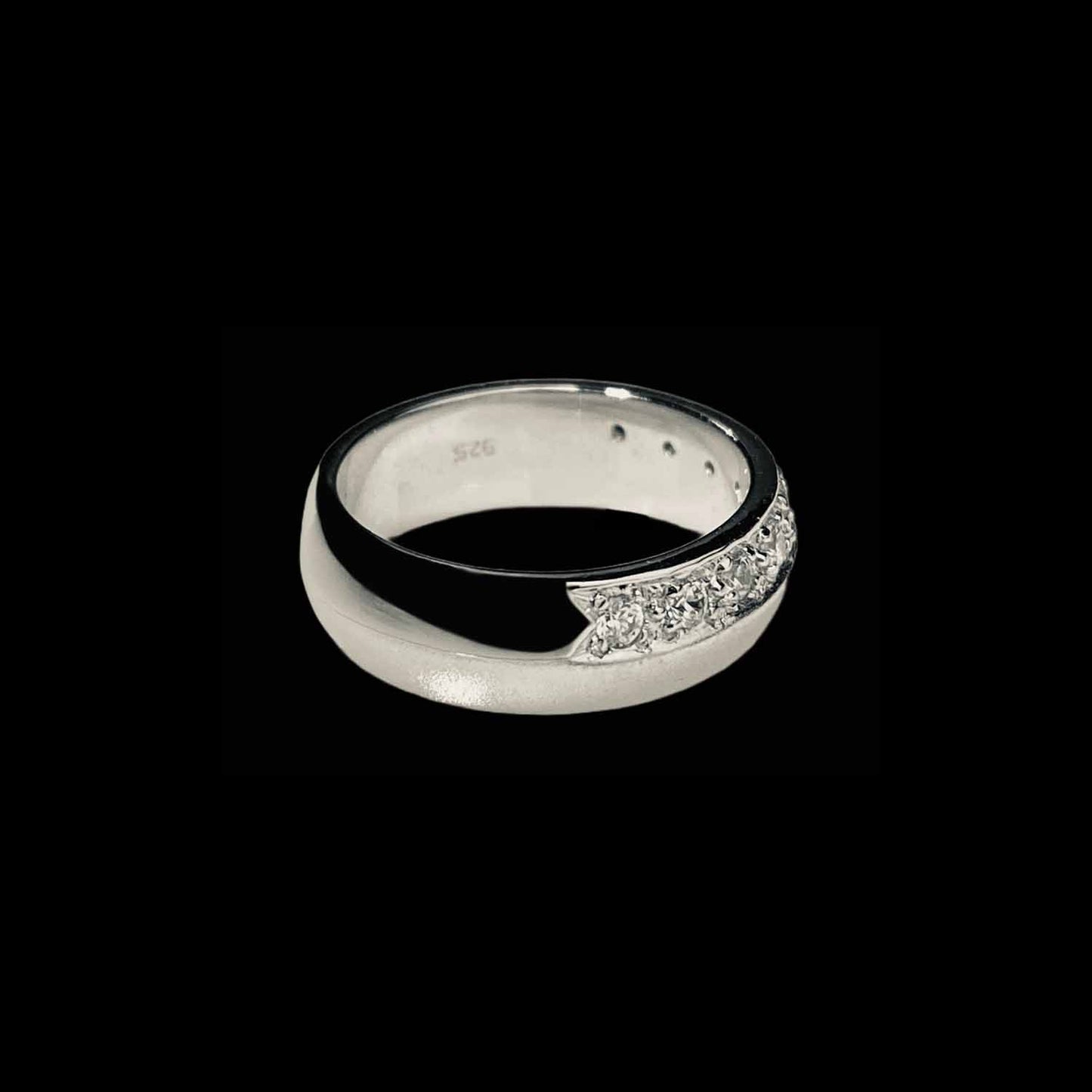 Modern ring band with crystals