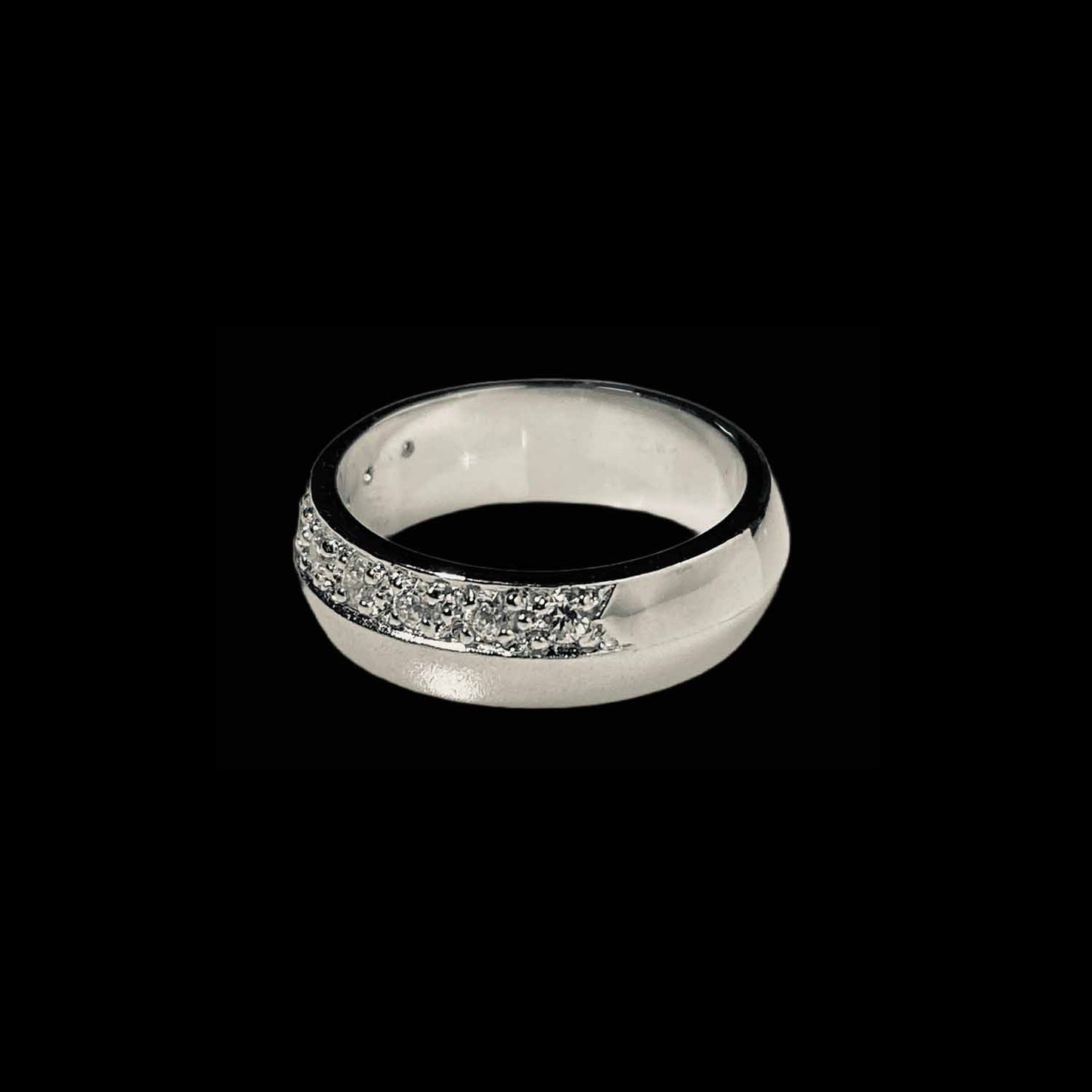 Modern ring band with crystals